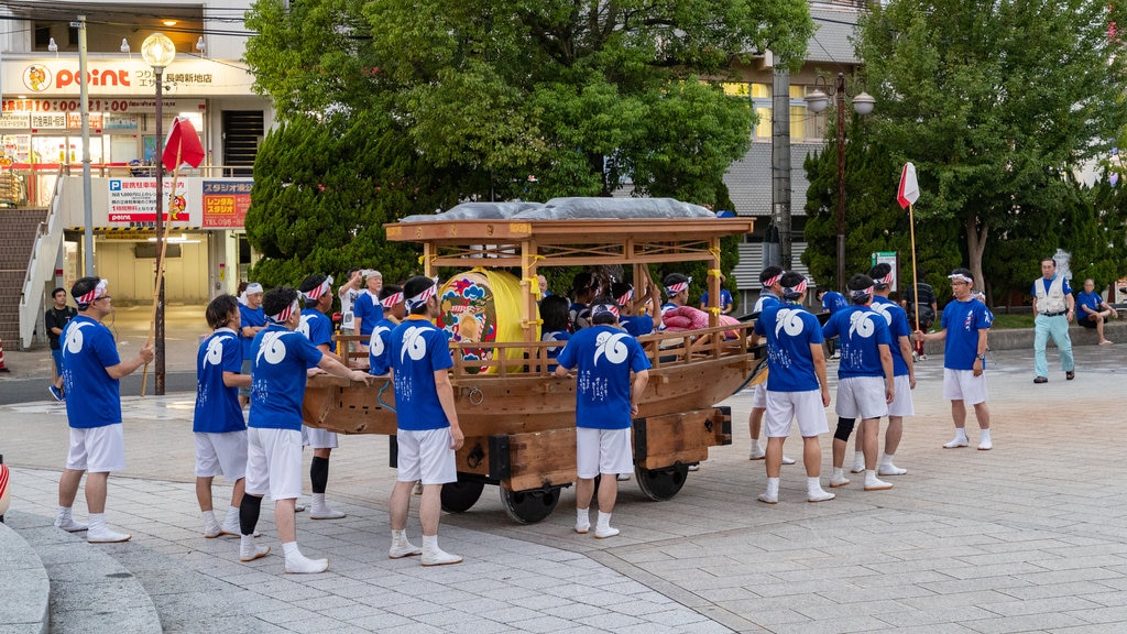 Quartier chinois de Nagasaki mettant en vedette une place publique aussi bien que un petit groupe de personnes