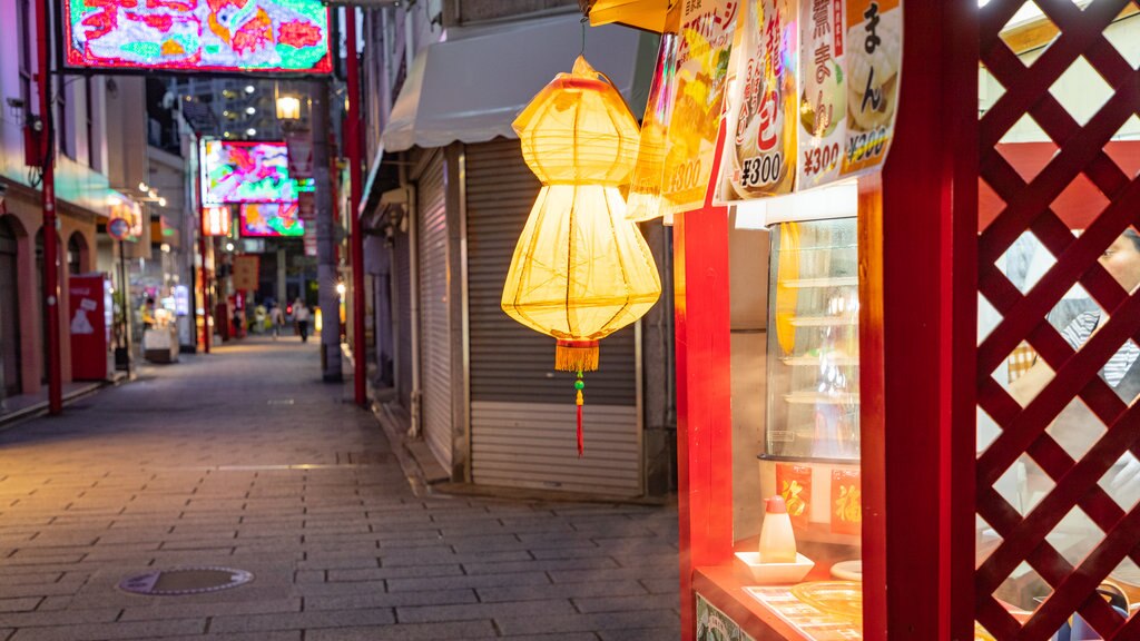 Barrio chino de Nagasaki mostrando escenas nocturnas y señalización