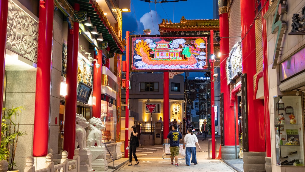 Barrio chino de Nagasaki mostrando imágenes de calles, señalización y escenas de noche