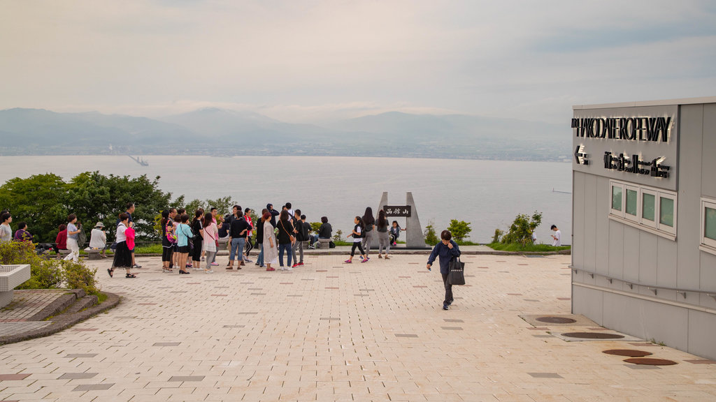 Teleférico de Hakodate mostrando um lago ou charco e paisagens assim como um pequeno grupo de pessoas