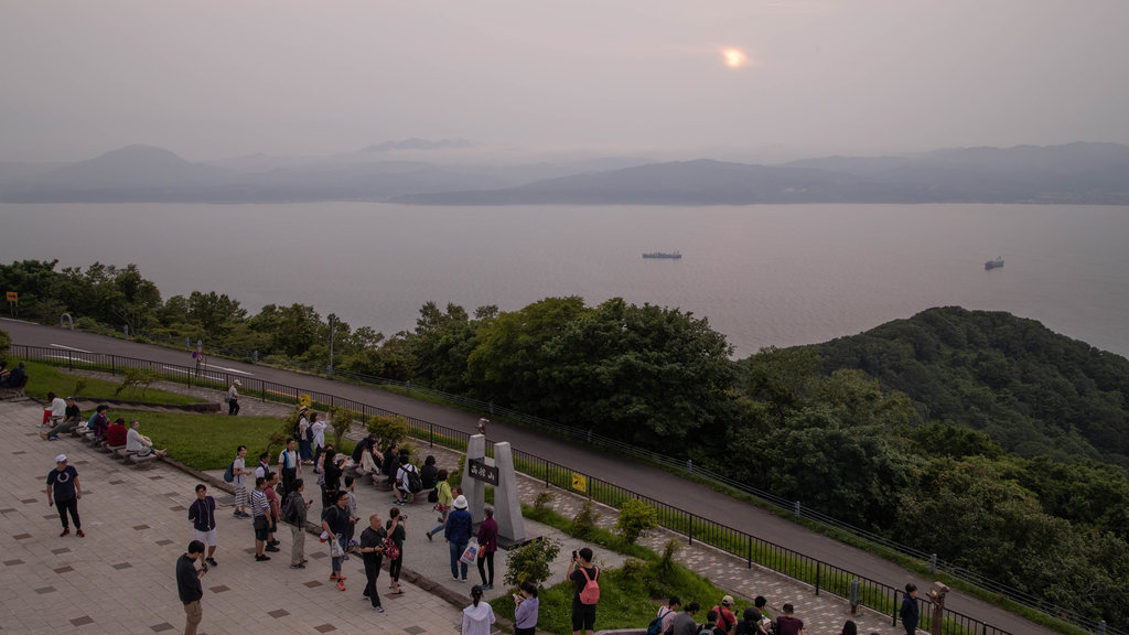 Teleférico de Hakodate que inclui um lago ou charco e paisagens assim como um pequeno grupo de pessoas