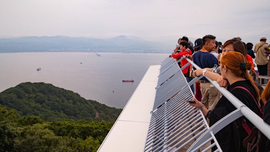 Teleférico de Hakodate caracterizando paisagens e um lago ou charco assim como um pequeno grupo de pessoas