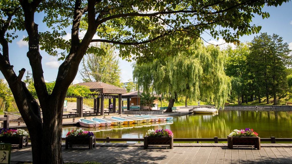 Parque Tokiwa que incluye flores y un estanque