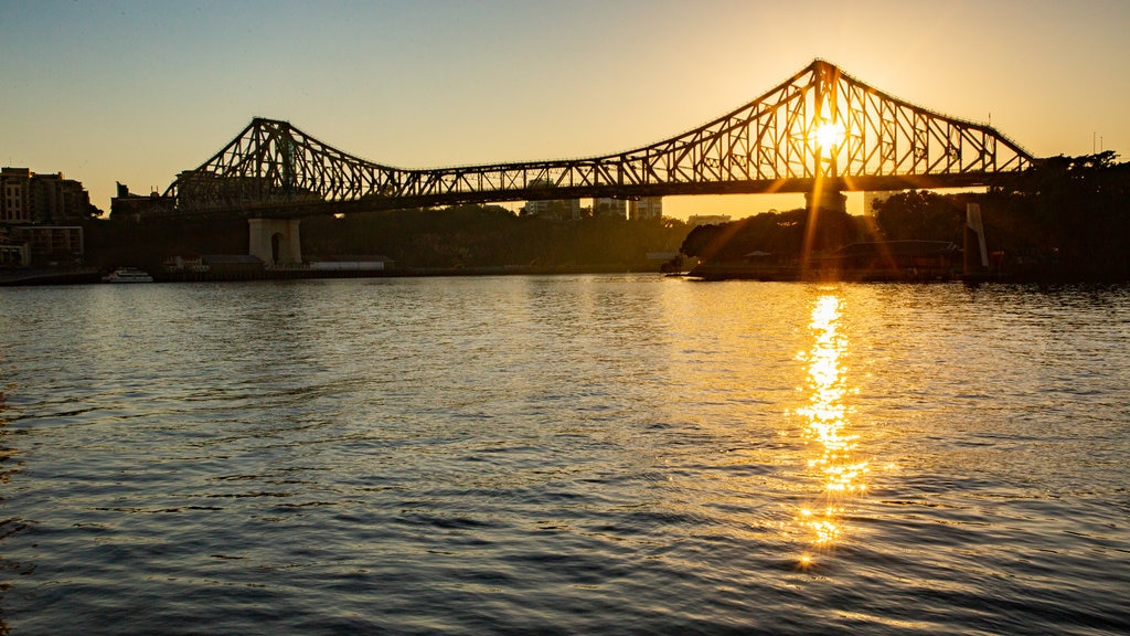 Pont Story Bridge montrant une rivière ou un ruisseau, un pont et un coucher de soleil