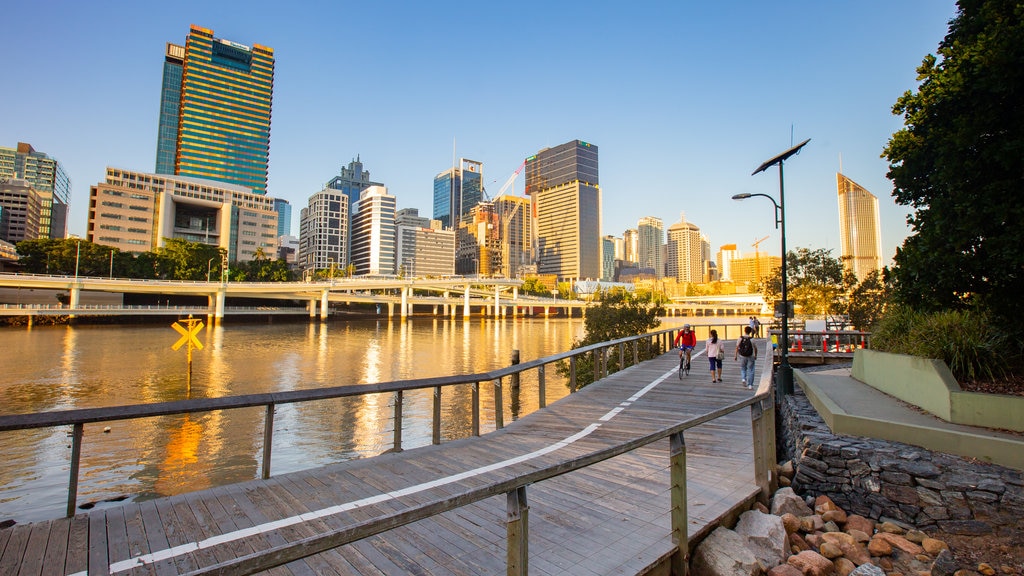 Parque de South Bank que inclui um pôr do sol, uma cidade e um rio ou córrego