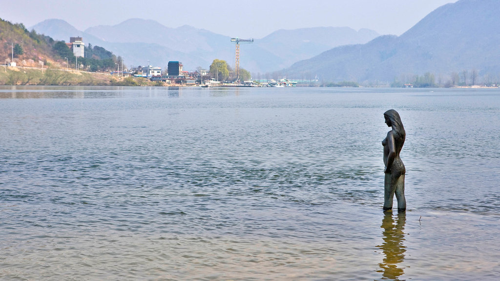 Isla Namiseom ofreciendo un lago o espejo de agua, una estatua o escultura y arte al aire libre