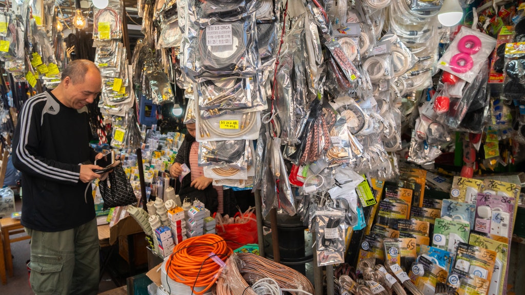 Mercado da Rua Apliu caracterizando mercados assim como um homem sozinho