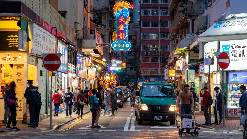 Wan Chai showing a city, street scenes and night scenes