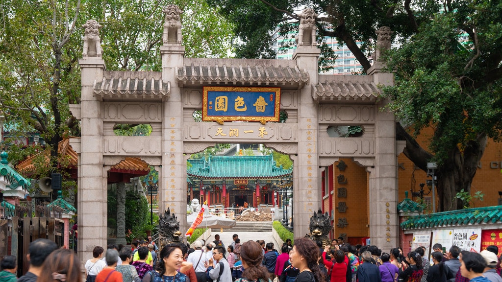 Templo de Wong Tai Sin mostrando elementos de patrimônio assim como um grande grupo de pessoas