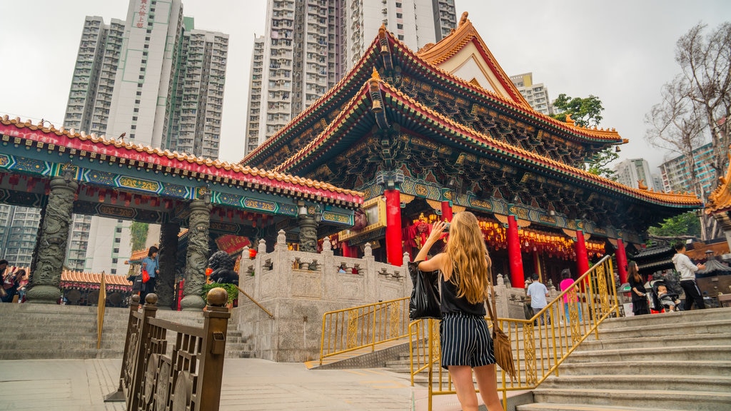 Wong Tai Sin Temple showing heritage elements and street scenes as well as an individual female