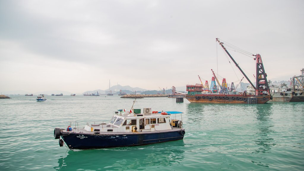 Paseo marítimo de Kowloon West mostrando un club náutico y botes