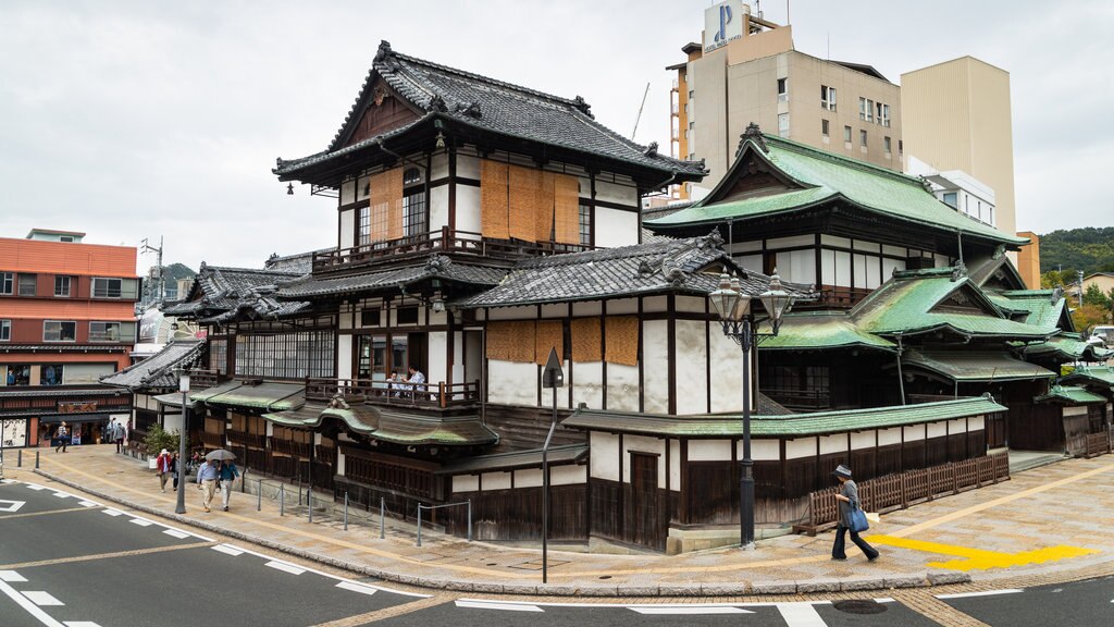 Onsen de Dogo ofreciendo una ciudad y elementos del patrimonio