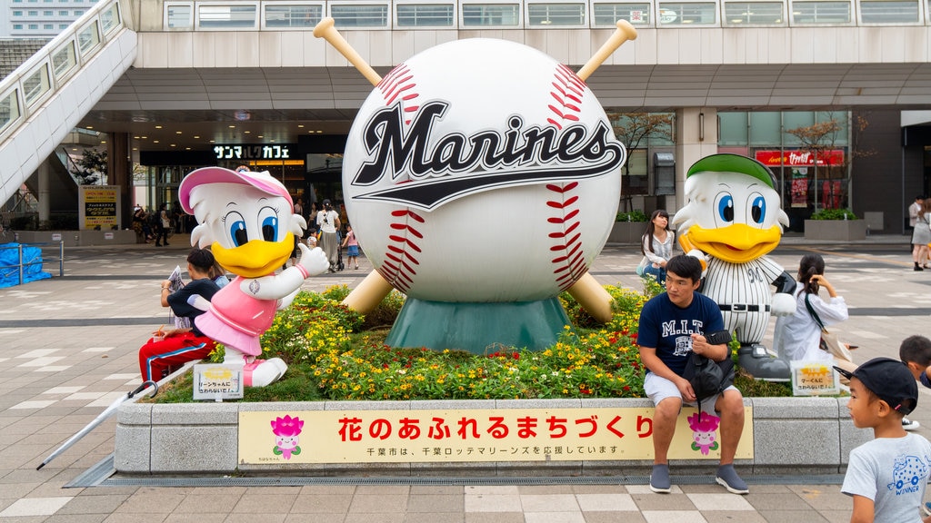 Centro comercial outlet Mitsui Makuhari que incluye un parque o plaza, escenas urbanas y señalización