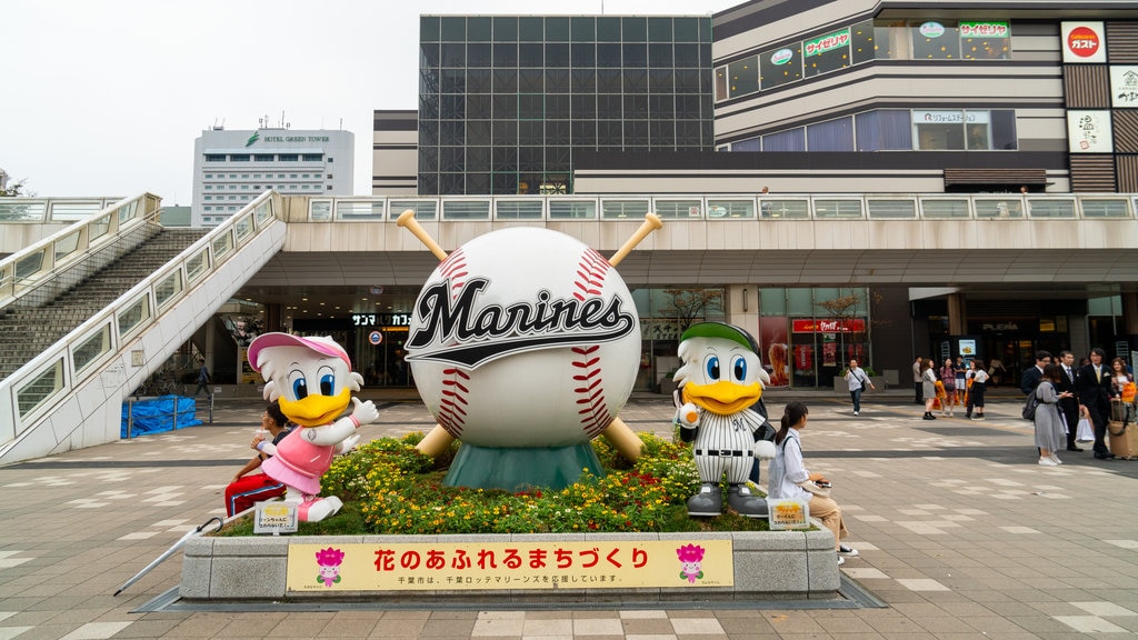 Mitsui Outlet Park Makuhari caracterizando sinalização, cenas de rua e uma praça ou plaza