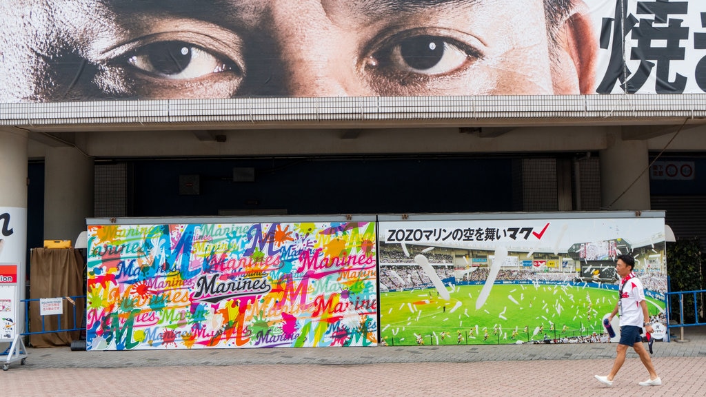 ZOZO Marine Stadium mostrando cenas de rua, arte ao ar livre e sinalização