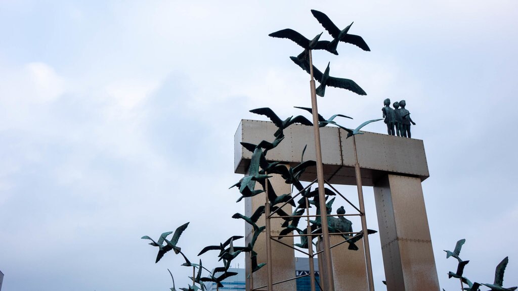 Japón ofreciendo una estatua o escultura y arte al aire libre