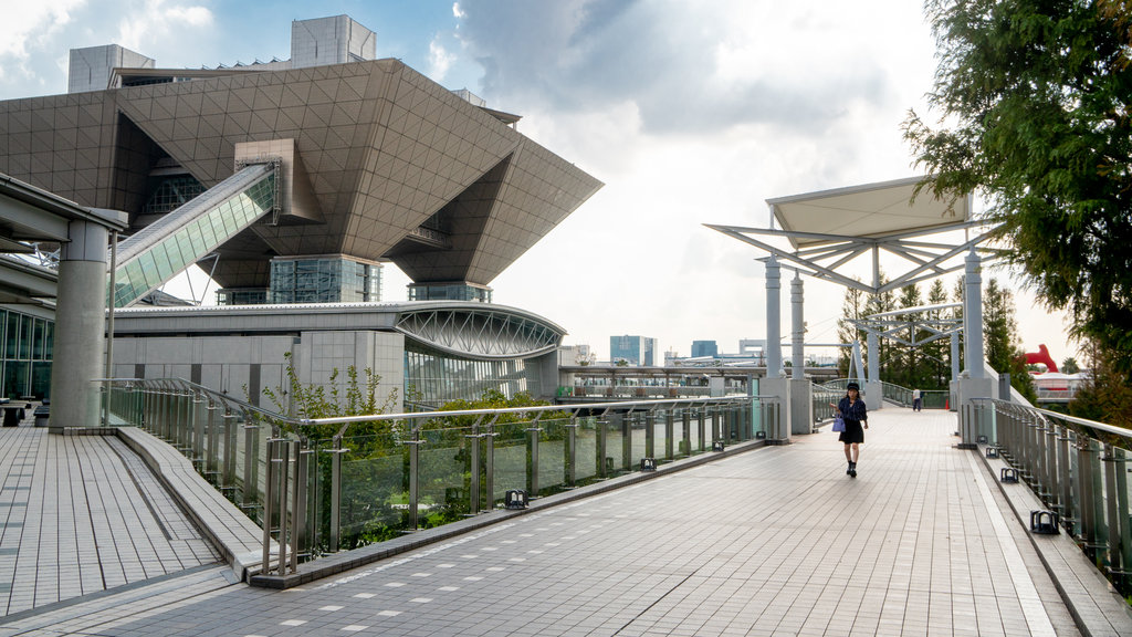 Tokyo Big Sight que inclui cenas de rua e arquitetura moderna assim como uma mulher sozinha