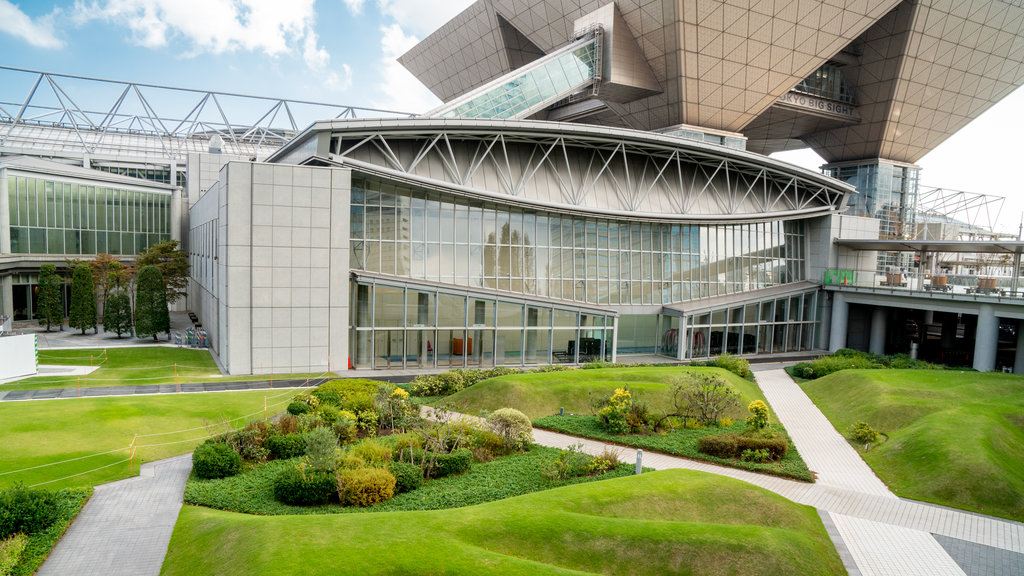 Centro de convenciones Tokyo Big Sight mostrando arquitectura moderna y un jardín