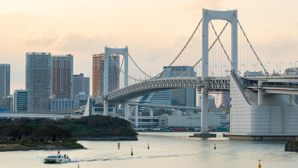 Puente del Arco Iris ofreciendo paseos en lancha, una ciudad y una puesta de sol