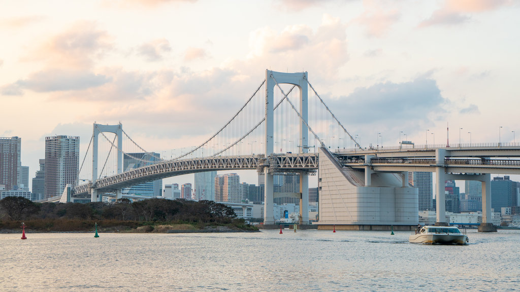 Puente del Arco Iris mostrando una puesta de sol, un puente y una ciudad