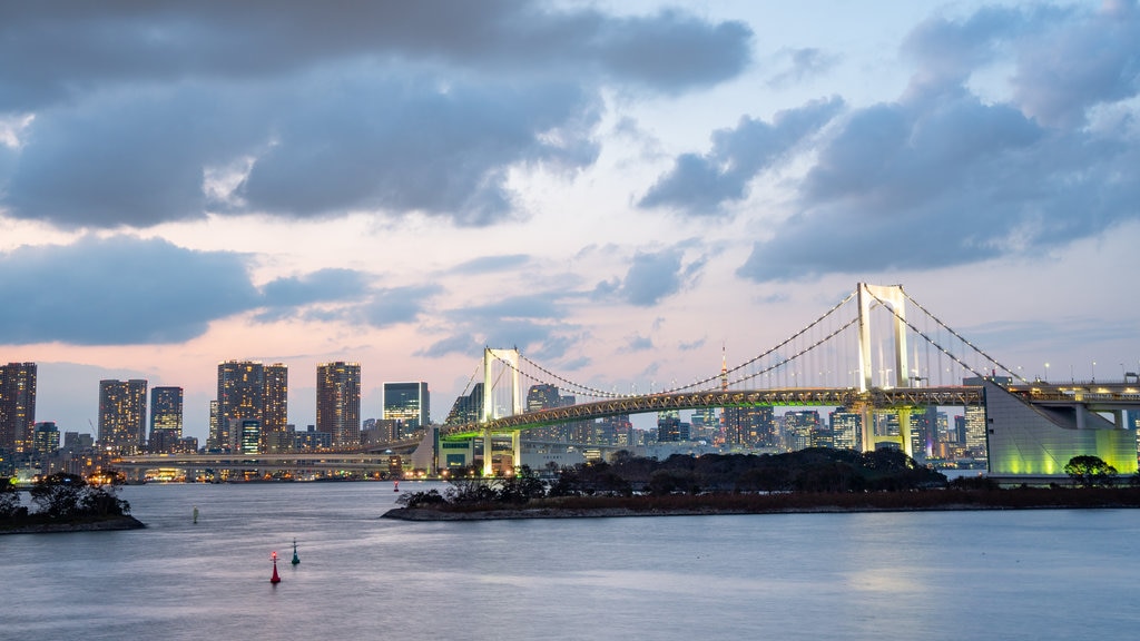 Puente del Arco Iris mostrando una ciudad, un río o arroyo y vista panorámica