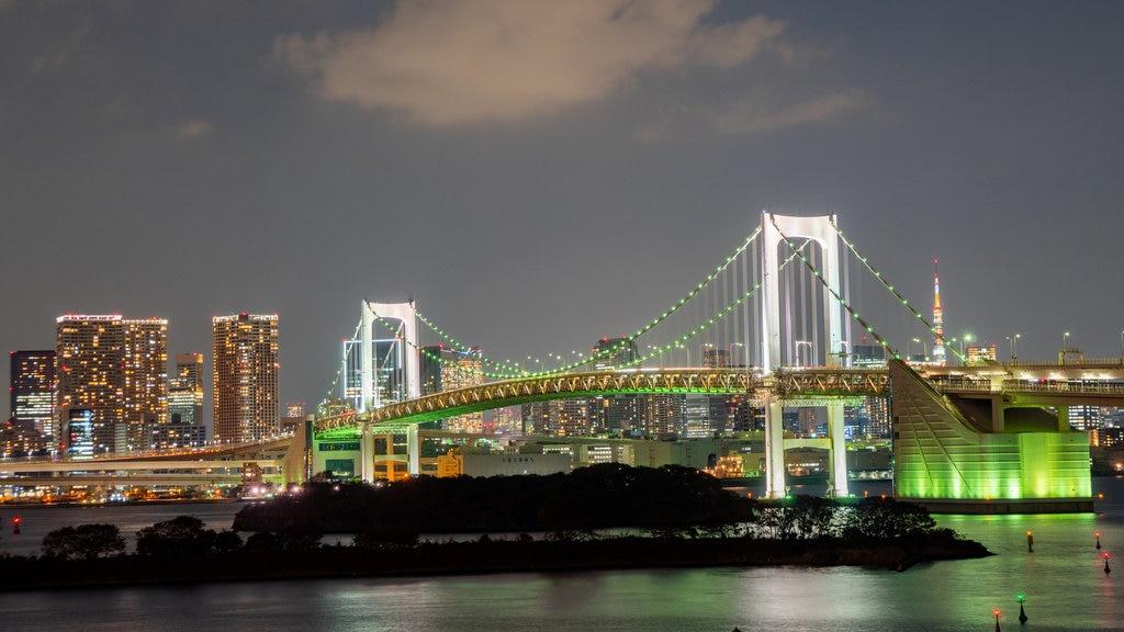 Ponte do Arco-íris caracterizando paisagem, uma ponte e uma cidade