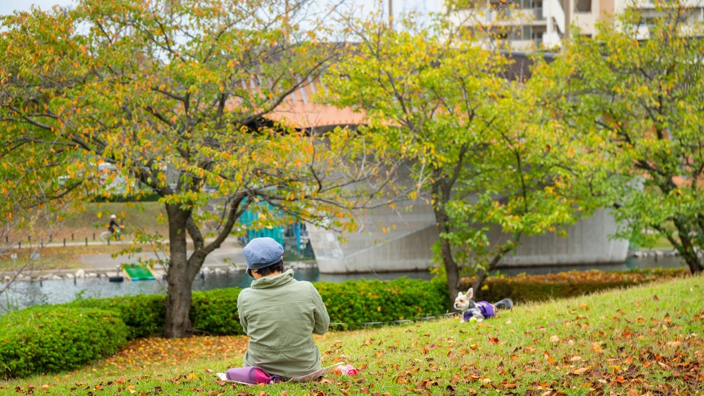 Parque Ojima Komatsugawa que incluye un jardín y también una mujer