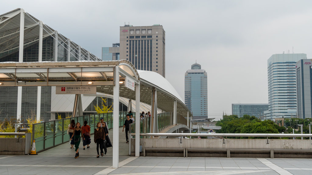 Makuhari Messe showing street scenes and a city