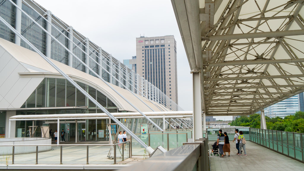 Makuhari Messe showing street scenes and a city