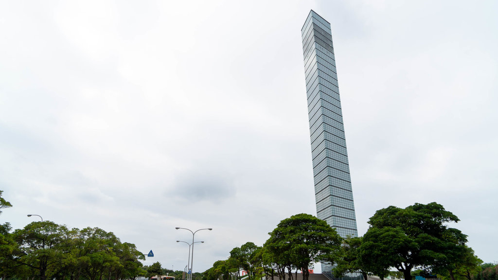 Torre del puerto de Chiba ofreciendo un rascacielos