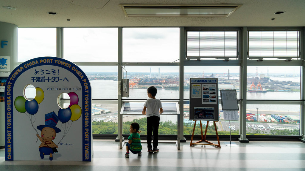 Toren van Chiba-poort toont vergezichten en interieur en ook kinderen