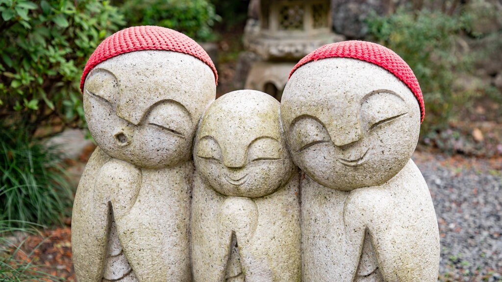 Yasaka Temple which includes outdoor art and a statue or sculpture