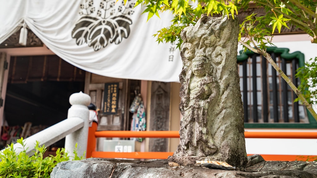 Santuário Yasaka mostrando arte ao ar livre