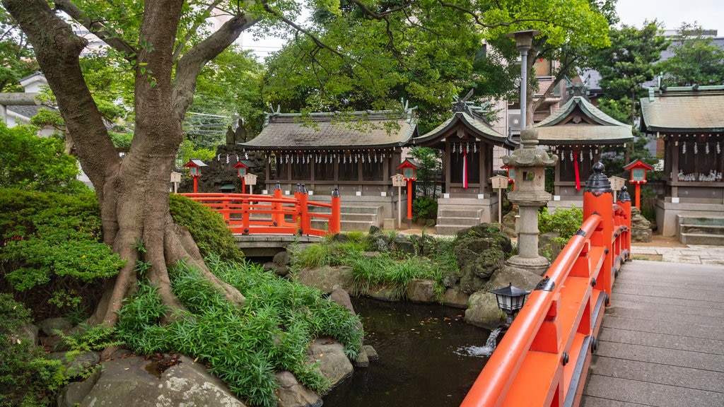 Japón que incluye un estanque, un puente y elementos patrimoniales