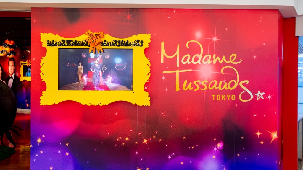 Tokion Madame Tussauds joka esittää kyltit