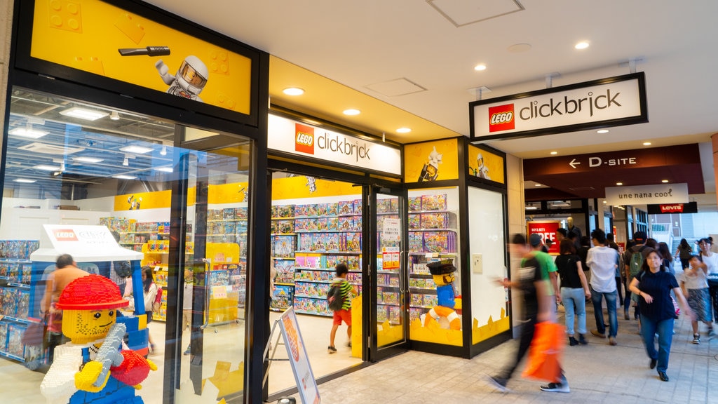 Mitsui Outlet Park Makuhari showing signage and shopping