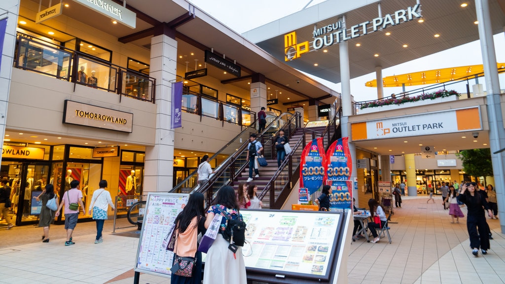 Mitsui Outlet Park Makuhari caracterizando compras e sinalização assim como um casal