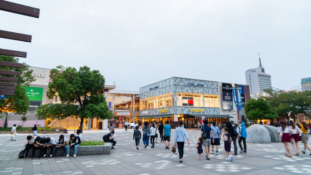 Mitsui Outlet Park Makuhari que inclui cenas de rua e uma praça ou plaza