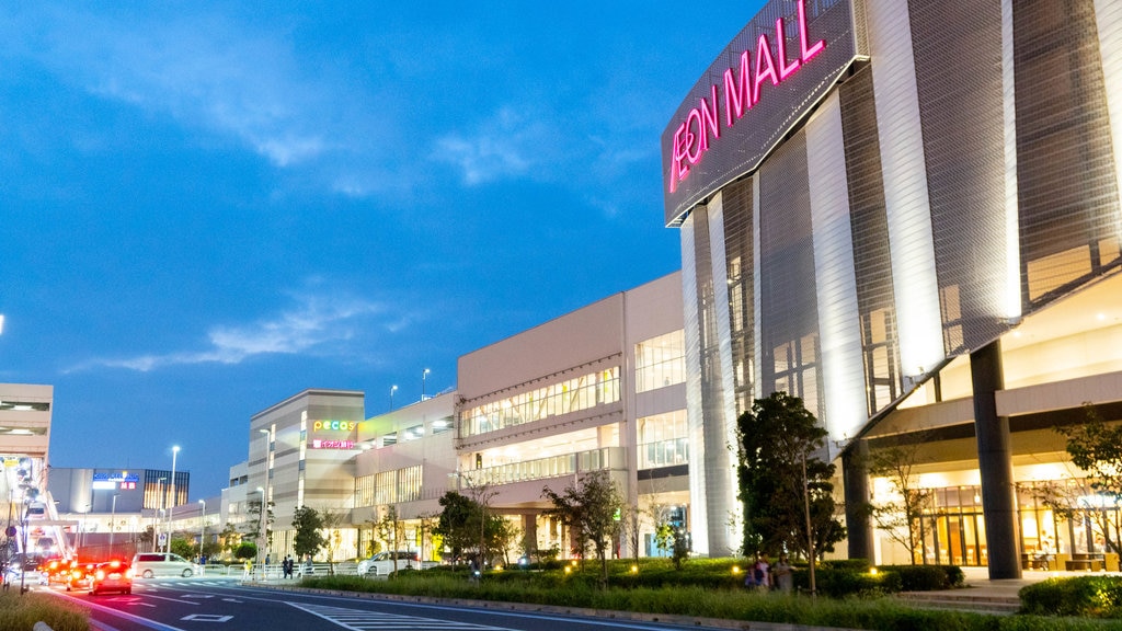 Aeon Mall Chiba menunjukkan pemandangan malam dan papan petunjuk