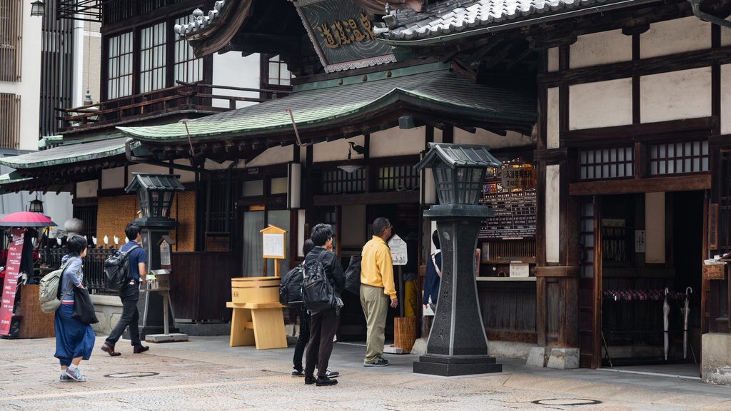 Dogo Onsen yang mencakup pemandangan jalanan dan objek warisan