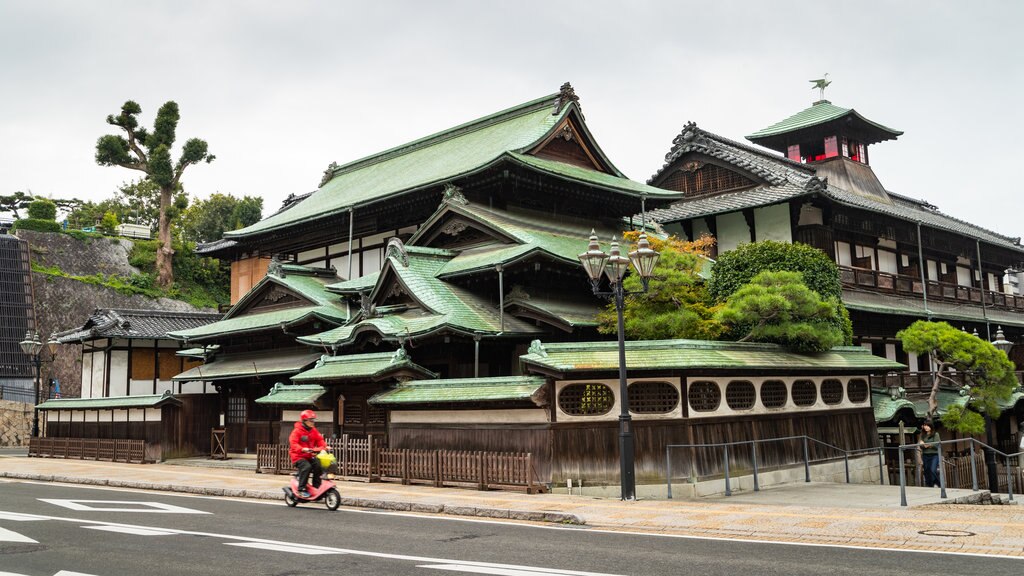 Dōgo Onsen que inclui elementos de patrimônio e cenas de rua