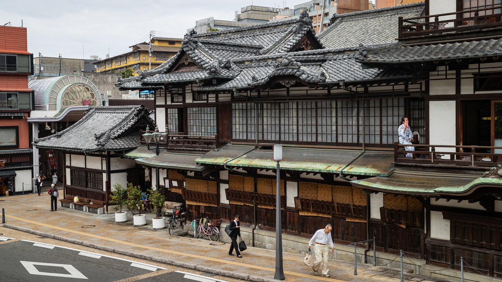 Onsen de Dogo ofreciendo elementos del patrimonio y escenas urbanas