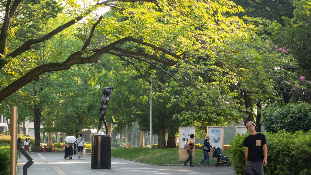 Japón que incluye arte al aire libre, un jardín y una estatua o escultura