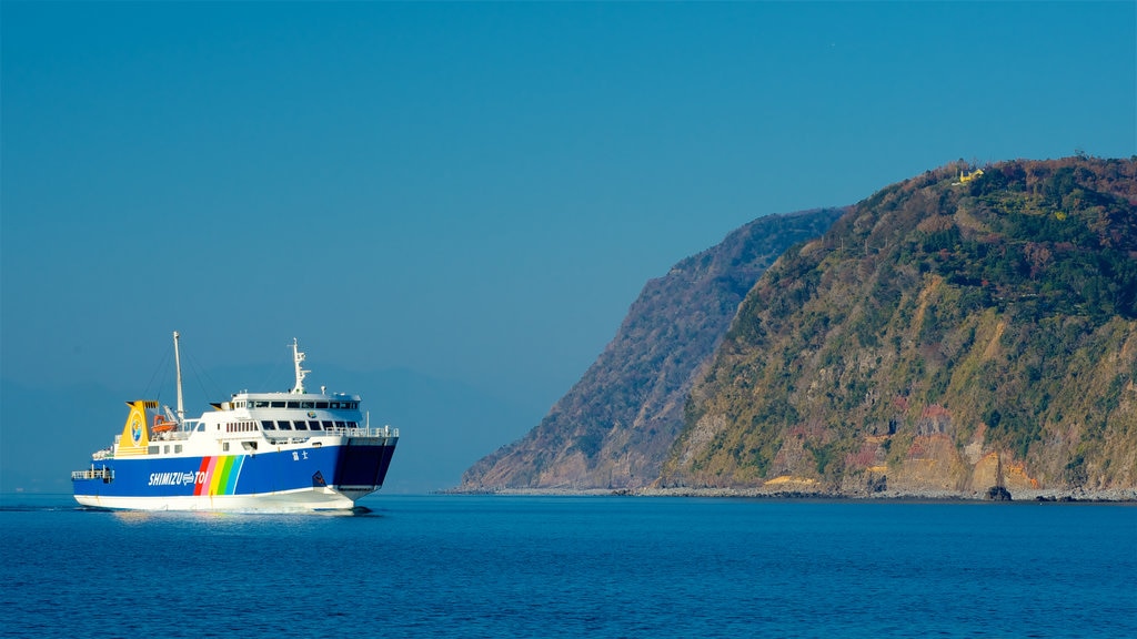 Chubu que incluye vista general a la costa y cruceros