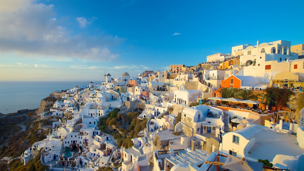 Islas Cícladas que incluye un atardecer, una pequeña ciudad o aldea y una ciudad costera