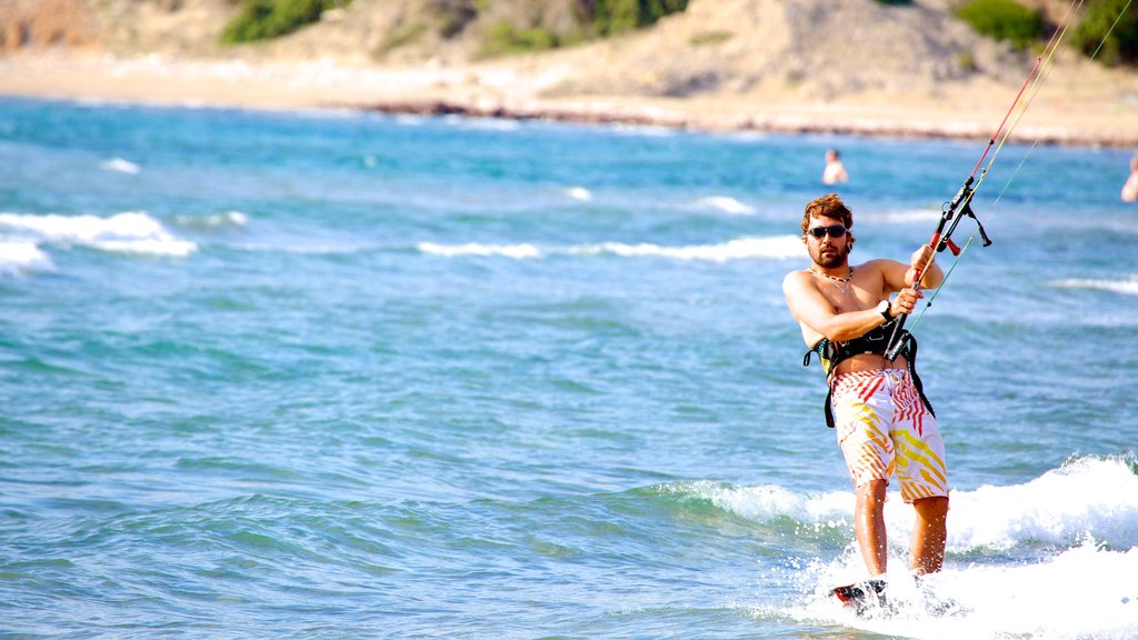 Islas del Egeo ofreciendo kite surf y vista general a la costa y también un hombre