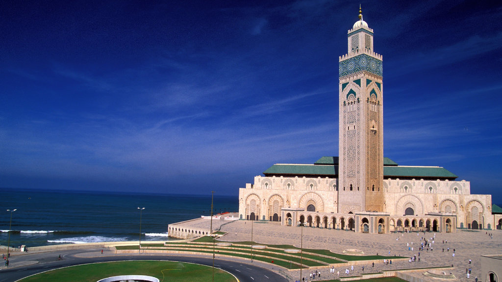 Mezquita Hassan II ofreciendo arquitectura patrimonial, vistas de una costa y escenas nocturnas