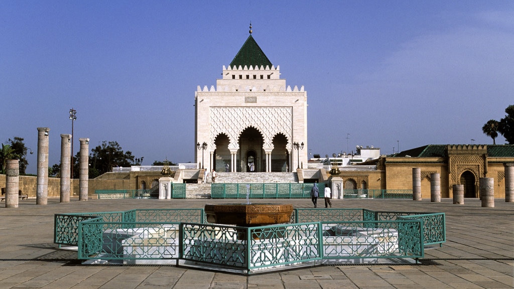 Torre de Hassan ofreciendo un parque o plaza y patrimonio de arquitectura