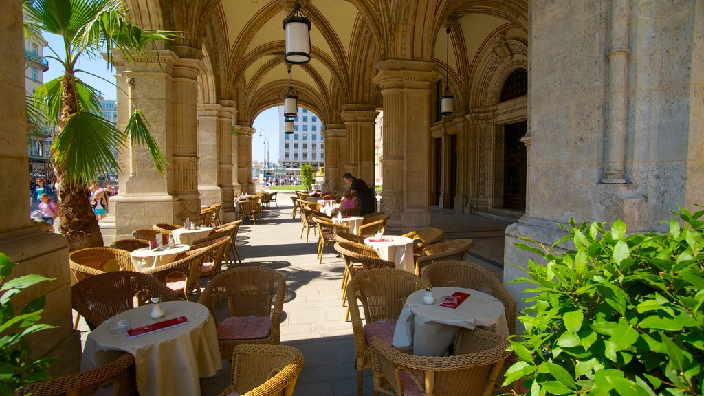 Palais impérial de la Hofburg mettant en vedette sortie au restaurant, une ville et architecture patrimoniale