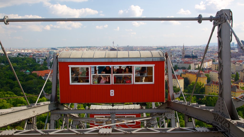 Wiener Prater mostrando paseos y una ciudad y también una familia